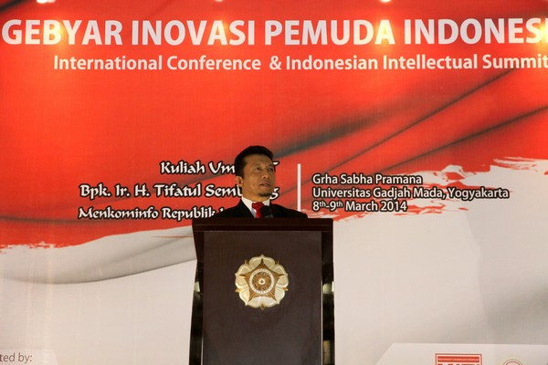 menkominfo-memberikan-kuliah-umum-small