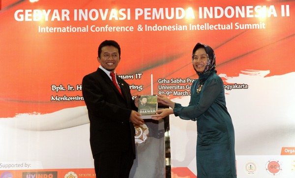 pemberian-kenang2an-dari-pihak-ugm-ke-menkominfo-small
