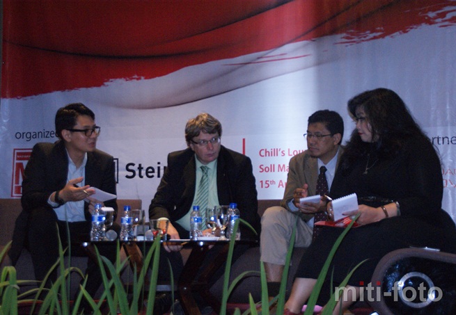 Moderator dan pembicara diskusi panel