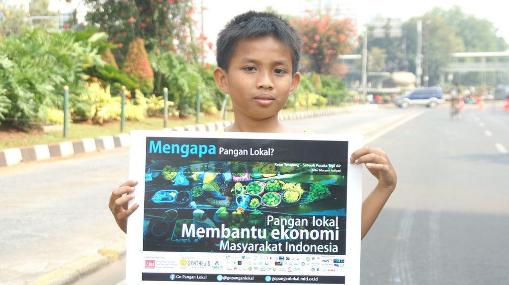 Anak kecil ikut menjadi peserta Kampanye Go Pangan Lokal 2015