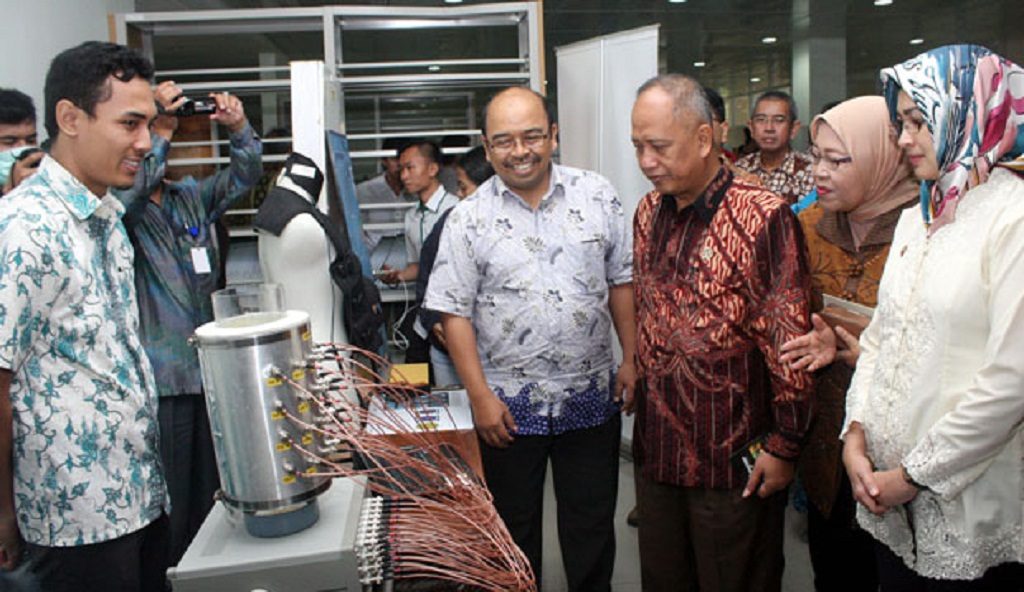 PRODUK INOVASI: Muhammad Nasir Menteri Riset Teknologi dan Pendidikan Tinggi (tiga kanan) di dampingi Kepala Puspiptek, Sri Setiawati (dua kanan) dan Walikota Tangsel Airin Rachmi Diany mengunjungi salah satu produk teknologi alat untuk monitoring proes industri kimia dalam peresmian Zona bisnis Teknologi, Puspitek, Setu, Jumat (4/3). DemySanjaya/Tangselpos